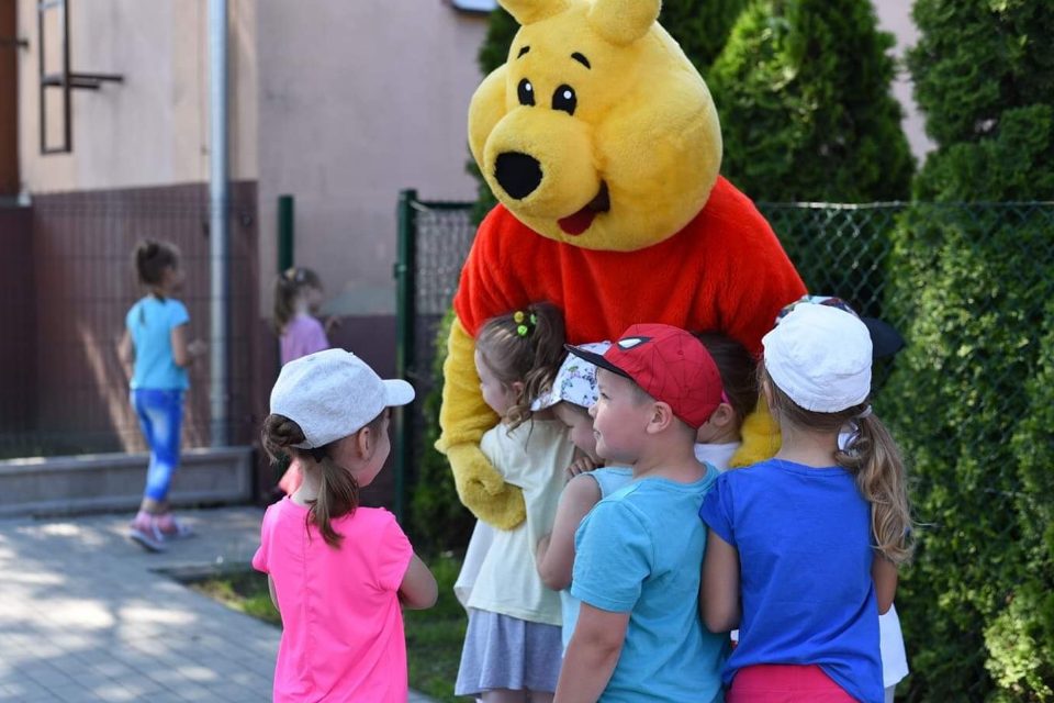 Strzałkowskie przedszkolaki ze swoim ulubieńcem
