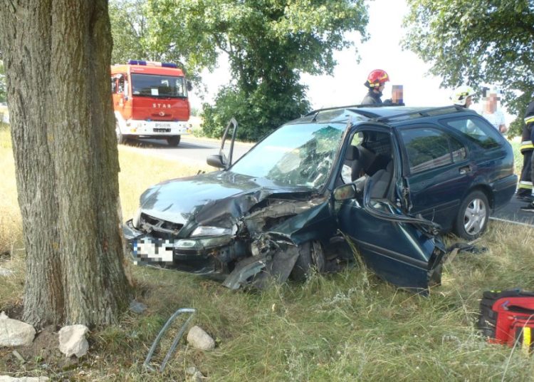 Drążna: Samochód uderzył w drzewo