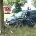 Drążna: Samochód uderzył w drzewo