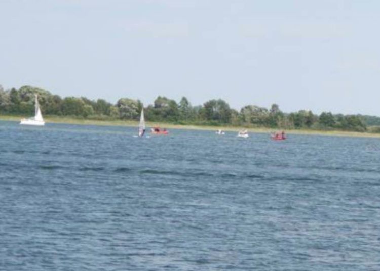 Przewróciła się łódź. 10 osób w wodzie