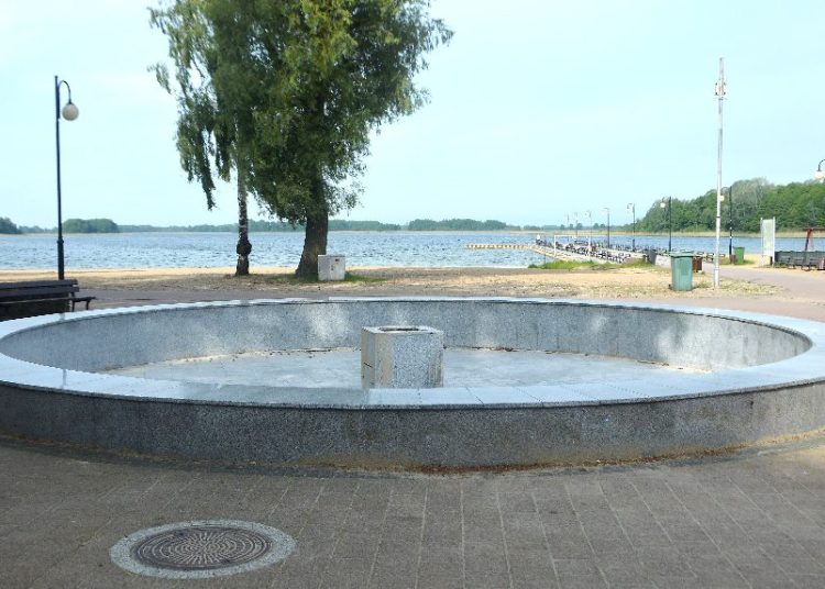 Szukają oszczędności. Fontanna bez wody?