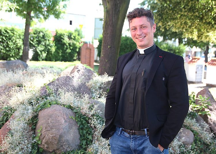 „Trzeba być blisko ludzi”. Wywiad z ks. Krzysztofem Szkopkiem