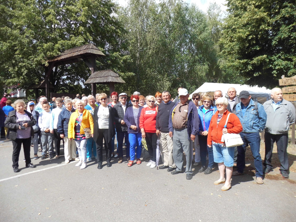 Seniorzy z Ciążenia w dziekanowickim skansenie