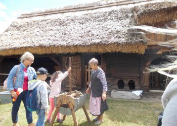 Seniorzy z Ciążenia w dziekanowickim skansenie