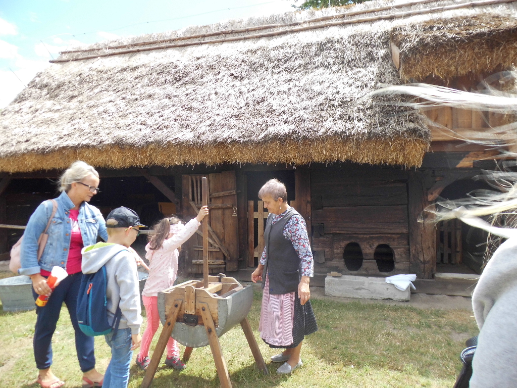 Seniorzy z Ciążenia w dziekanowickim skansenie