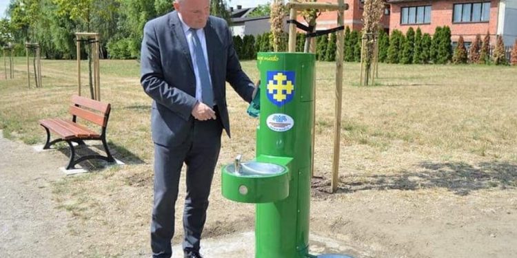 Burmistrz zachęca do picia wody z kranu
