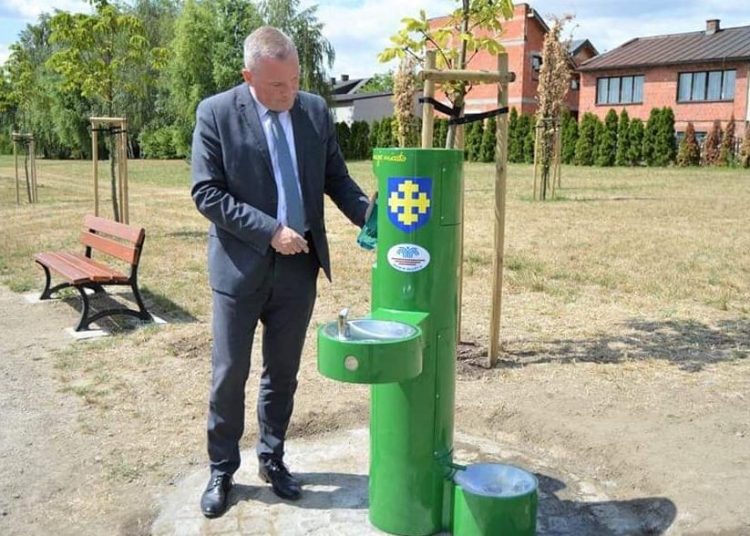 Burmistrz zachęca do picia wody z kranu