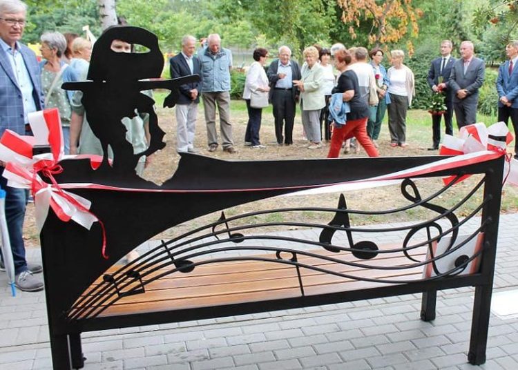 Ławeczka w rocznicę