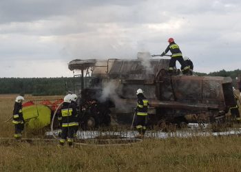 Dramat na polu. Spłonął kombajn ZDJĘCIA