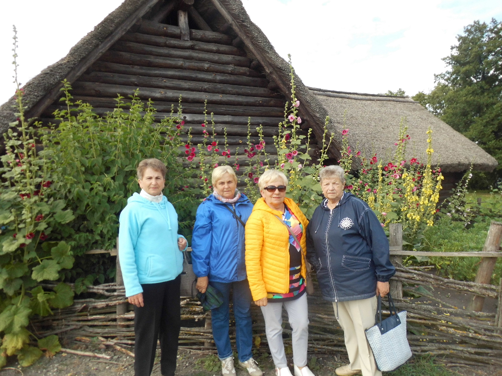 Seniorzy z Ciążenia w dziekanowickim skansenie