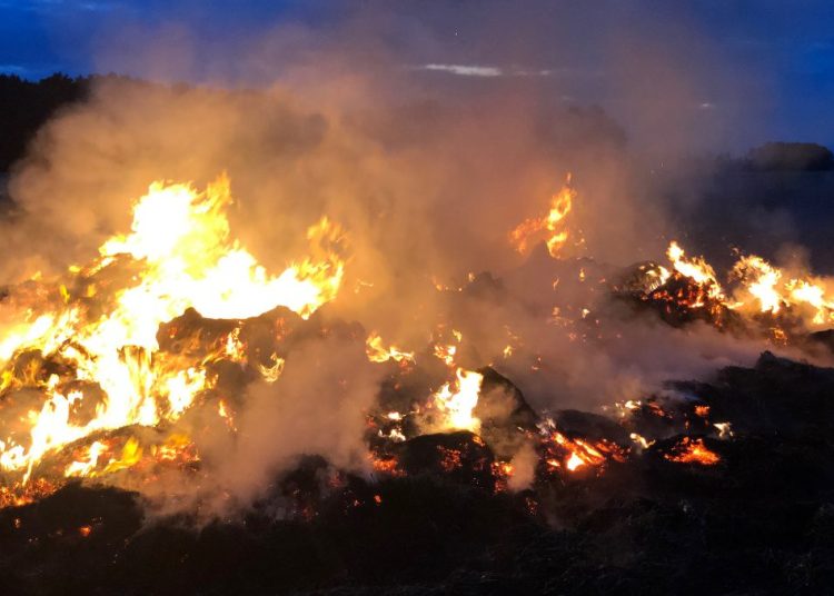 Pożar w Łukomiu. Spłonęło 70 balotów słomy