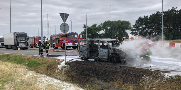 Bus całkowicie spłonął ZDJĘCIA