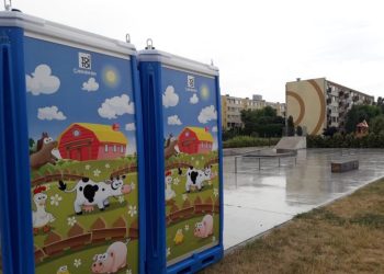 Przenośne toalety pojawiły się przy placach zabaw