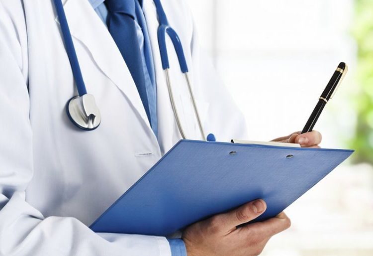 Lekarz oszukiwał pacjentów. Usłyszał zarzuty