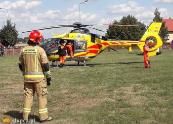 Helikopter lądował koło kościoła
