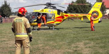 Helikopter lądował koło kościoła
