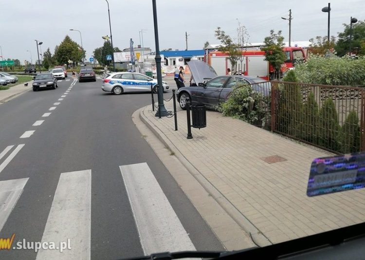 Uderzył w ogrodzenie na Traugutta