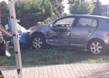 Wypadek przy pizzerii. Po zderzeniu auto wjechało w ogrodzenie
