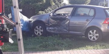 Wypadek przy pizzerii. Po zderzeniu auto wjechało w ogrodzenie