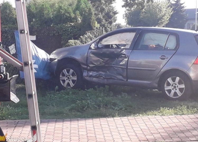 Wypadek przy pizzerii. Po zderzeniu auto wjechało w ogrodzenie