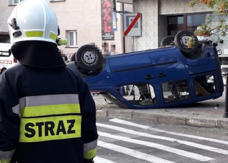 Wypadek na rynku. Fiat dachował ZDJĘCIA