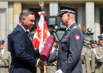 Z rąk prezydenta odebrał nominację generalską