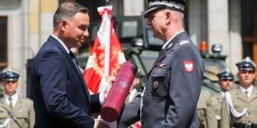 Z rąk prezydenta odebrał nominację generalską