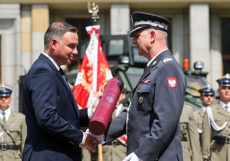 Z rąk prezydenta odebrał nominację generalską