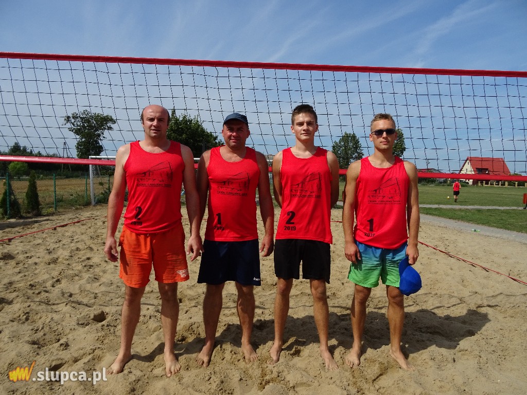 Liczbiński z Krysztofowiczem z pucharem wójta