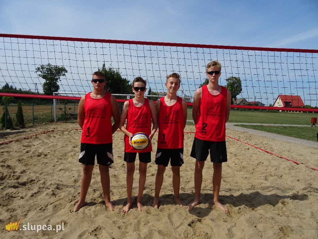 Liczbiński z Krysztofowiczem z pucharem wójta