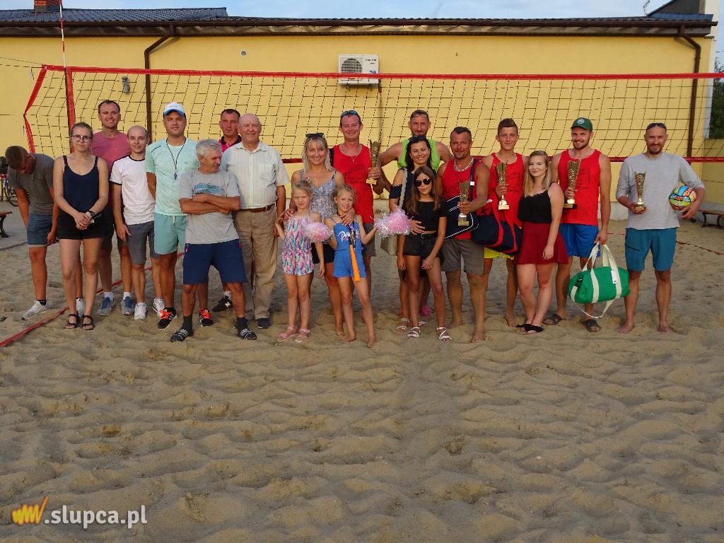 Liczbiński z Krysztofowiczem z pucharem wójta