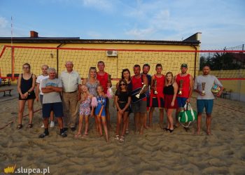 Liczbiński z Krysztofowiczem z pucharem wójta