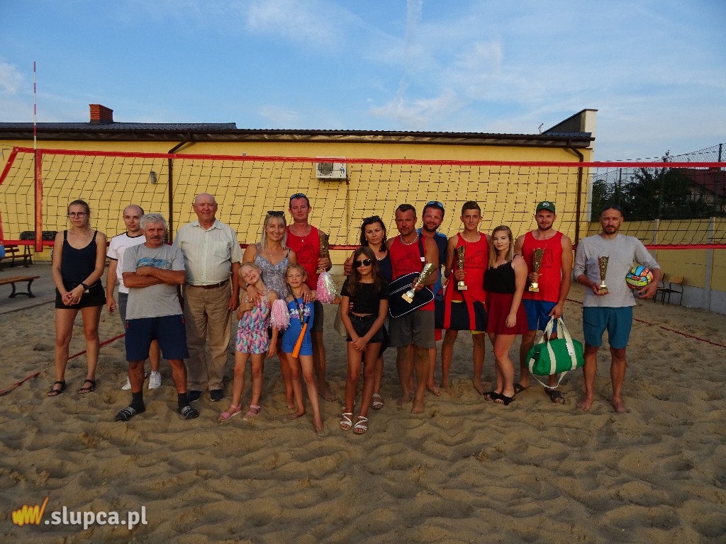 Liczbiński z Krysztofowiczem z pucharem wójta