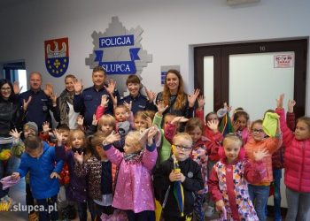 Przedszkolaki „migały” wspólnie z policjantami