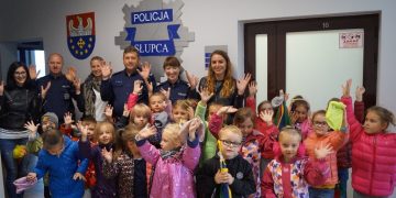 Przedszkolaki „migały” wspólnie z policjantami