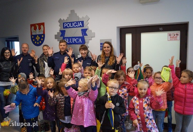Przedszkolaki „migały” wspólnie z policjantami