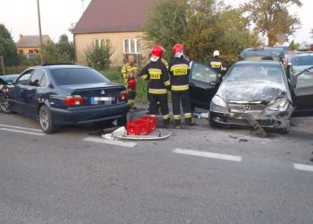 Zderzyły się dwa auta. Jedna osoba w szpitalu ZDJĘCIA