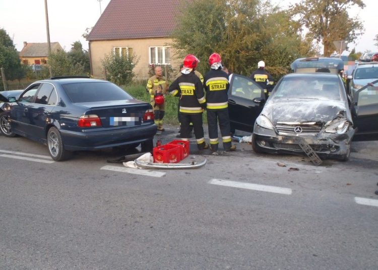 Zderzyły się dwa auta. Jedna osoba w szpitalu ZDJĘCIA