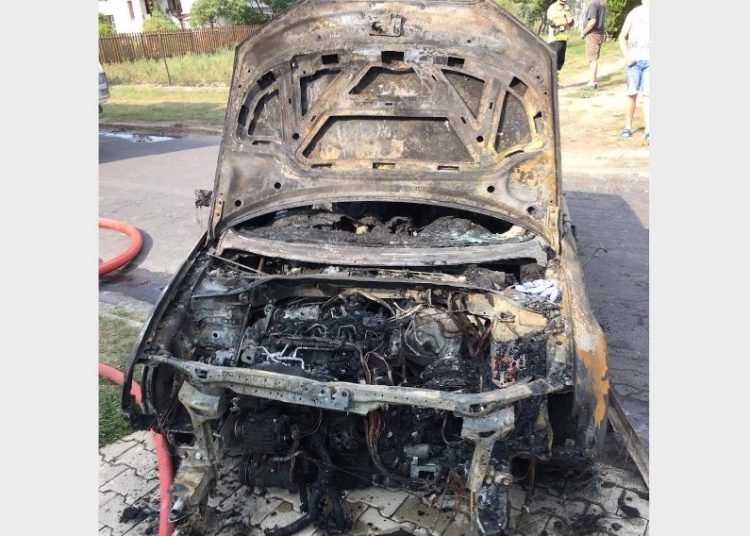 Pożar w piwnicy i garażu. Spłonął samochód ZDJĘCIA