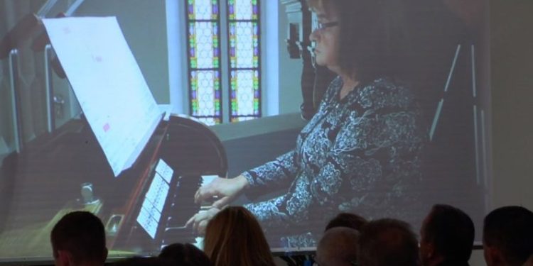 Pełen kościół ludzi w pierwszym dniu festiwalu FILM