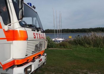 Akcja na jeziorze. Załoga łodzi wpadła do wody
