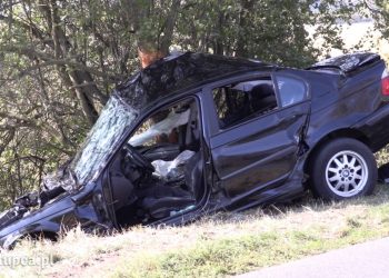 Kobieta i dziecko uwięzieni w BMW. Film z miejsca wypadku