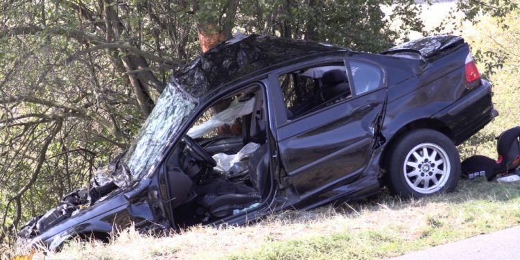 Kobieta i dziecko uwięzieni w BMW. Film z miejsca wypadku