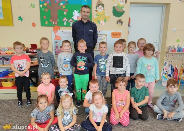 Mundurowy odwiedził najmłodszych