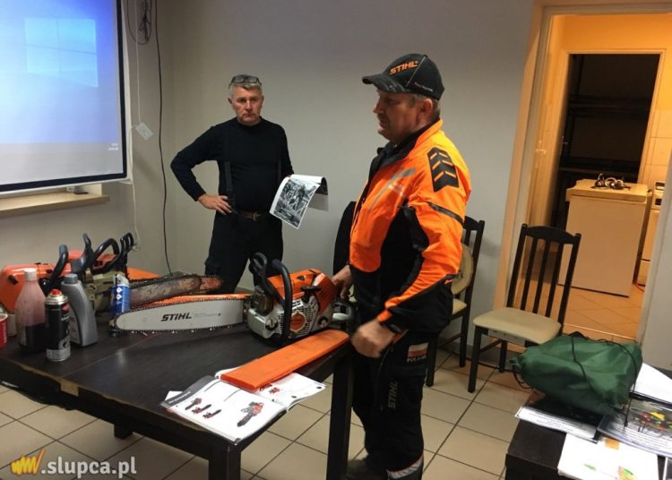 Strażacy ochotnicy na kursie pilarzy