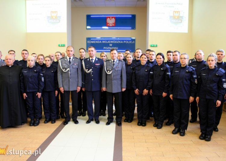 Nowa słupecka policjantka po ślubowaniu