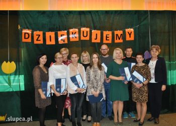 Kredki zamiast kwiatków w Drążnej