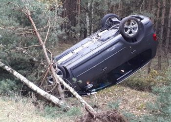 Auto dachowało. W środku kobieta z dzieckiem