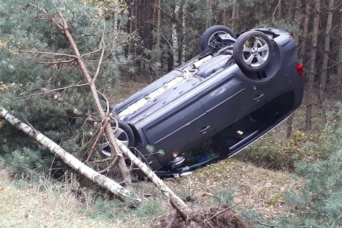 Auto dachowało. W środku kobieta z dzieckiem