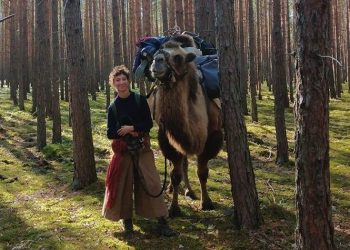 Wyjątkowa historia 22-latki i wielbłąda. Będą szli przez naszą okolicę